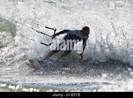 Il kitesurfing. Tarifa, Costa de la Luz, Cadice, Andalusia, Spagna. Foto Stock