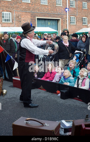 Maschio intrattenitore di strada sul palco di eseguire al Victorian festa di natale di Portsmouth Foto Stock