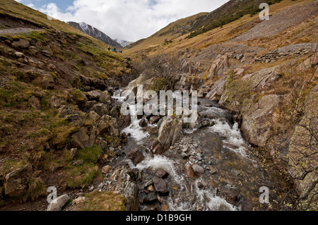 Glenriddding Beck en route dal villaggio di Glenridding voce per Red Tarn e Helvellyn nel distretto del lago. Foto Stock