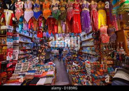 In negozio il Bazaar Egiziano delle Spezie di Istanbul con la danza del ventre costumi e ceramiche di Fatih Eminonu Turchia Foto Stock