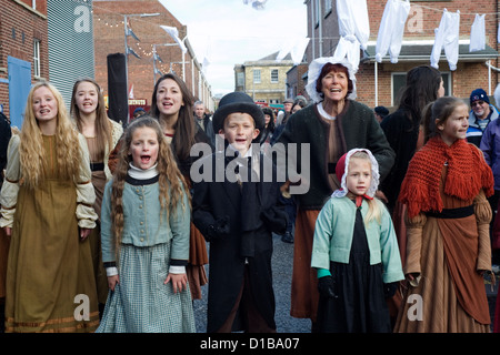 Cantanti vestito in periodo Vittoriano costume di festa di natale di Portsmouth Foto Stock