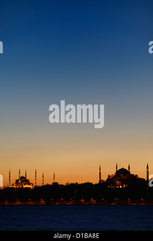 Luce rossa e blu del cielo dopo il tramonto sulla Moschea Blu e Hagia Sophia Istanbul Turchia Foto Stock