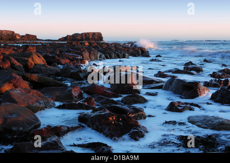 Saltwick Bay allo spuntar del giorno, guardando verso Saltwick Nab in North York Moors National Park Foto Stock