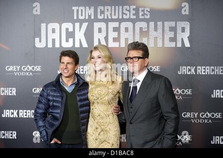 Dic. 13, 2012 - Madrid, Spagna - attore Tom Cruise, attrice Rosamund Pike e Direttore Christopher McQuarrie frequentare la Premiere spagnola di 'Jack' Pinza a Callao Cinema il 13 dicembre 2012 a Madrid, Spagna. (Credito Immagine: © Jack Abuin/ZUMAPRESS.com) Foto Stock