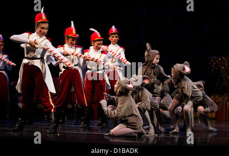 Dic. 11, 2012 - Modesto, CA, Stati Uniti d'America - La scena di battaglia tra i topi e toy soldiers durante una prova dello schiaccianoci. Central West balletto in Modesto CA si prepara per i suoi prossimi run di balletto Schiaccianoci Al Gallo Centro per le arti. (Credito Immagine: © Marty Bicek/ZUMAPRESS.com) Foto Stock