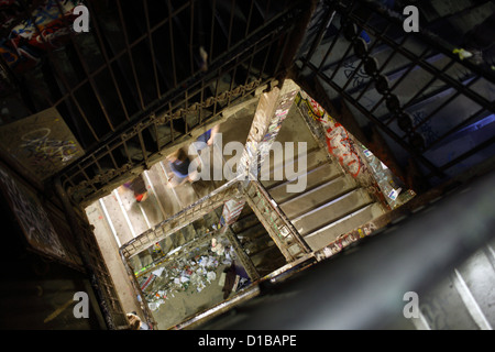 Berlino, Germania, scala al Kunsthaus Tacheles nel quartiere di Spandau Foto Stock