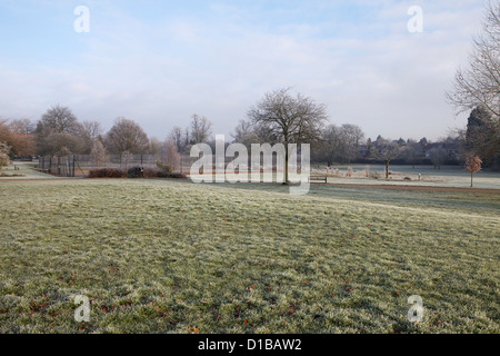 Solihull parchi, campi da tennis e Brueton Malvern park durante il freddo inverno di gelo Foto Stock