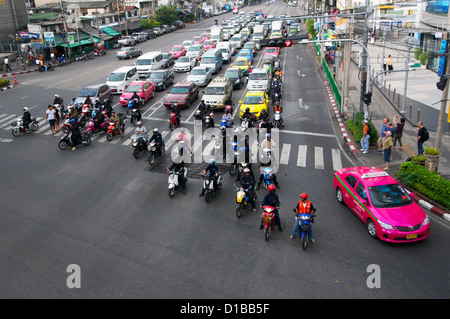 Il traffico di Bangkok in attesa del semaforo verde per attivare Foto Stock