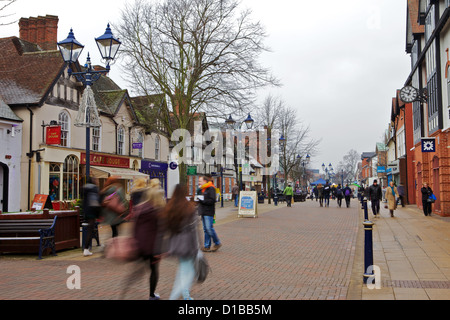 Christmas Shopper a Solihull High Street a piedi verso del Touchwood Shopping Center. Foto Stock