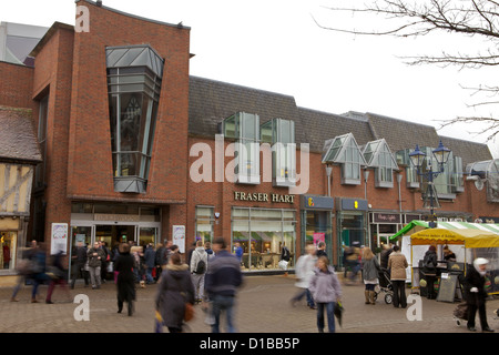 Christmas Shopper a Solihull High Street al di fuori del Touchwood Shopping Center. Foto Stock