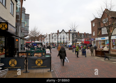 Christmas Shopper a Solihull High Street al di fuori del Touchwood Shopping Center. Foto Stock