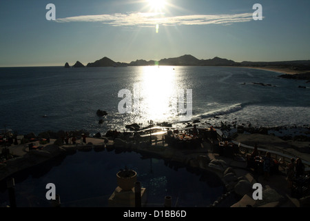 Sagome di ospiti a Mona Lisa hotel resort, Cabo San Lucas, Messico nella luce del sole sulla terra è fine e il mare di Cortez Foto Stock