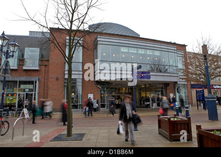 Christmas Shopper a Solihull High Street al di fuori del Touchwood Shopping Center. Foto Stock