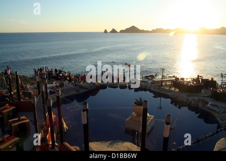 Sagome di ospiti a Mona Lisa hotel resort, Cabo San Lucas, Messico nella luce dorata prima del tramonto su terra del fine e del Mare di Foto Stock