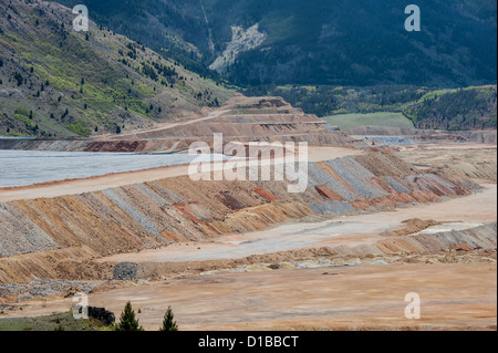 La contaminazione da attività minerarie in Butte, Montana. Il settore minerario è stata hard core di perforazione e fossa aperta mining. Foto Stock