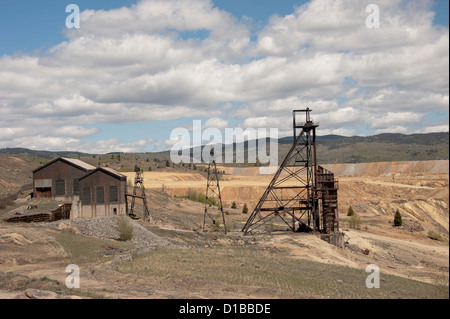 La contaminazione da attività minerarie in Butte, Montana. Il settore minerario è stata hard core di perforazione e fossa aperta mining. Foto Stock