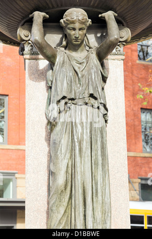 Grattacieli Skidmore Fontana con la donna in bronzo scultura closeup in Oldtown Portland Oregon circa 1888 Foto Stock