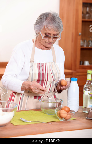 La donna in cucina Foto Stock
