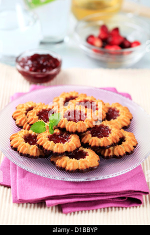 Il cioccolato immerso biscotti al burro con centri di inceppamento Foto Stock