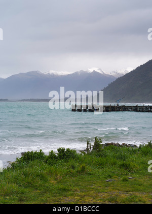 Una vista della baia di Jackson, Nuova Zelanda, guardando al Nord in una giornata grigia. Foto Stock