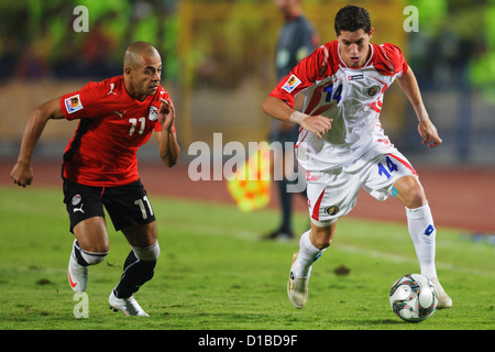 CAIRO - 6 OTTOBRE: Bryan Oviedo della Costa Rica (R) lancia la palla contro Afroto d'Egitto (L) durante una gara della Coppa del mondo Under-20 2009 di 16 partite al Cairo International Stadium il 6 ottobre 2009 al Cairo in Egitto. Solo per uso editoriale. Nessuna spinta all'utilizzo dei dispositivi mobili. Uso commerciale vietato. (Fotografia di Jonathan Paul Larsen / Diadem Images) Foto Stock