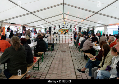 Suhl, in Germania, un festival della birra gli ospiti siedono nella tenda Foto Stock