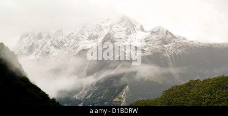 Una vista panoramica del monte Sheerdown su un giorno nuvoloso, preso da Milford Sound Lodge, Milford Sound (Piopiotahi), Fiordland Na Foto Stock