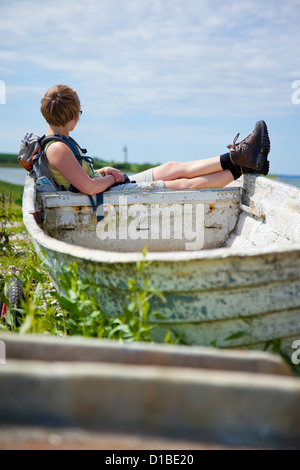 Da Helnaes, Danimarca, una donna seduta su una barca e si diverte a guardare Foto Stock