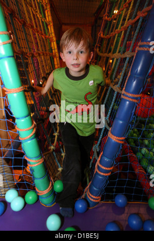 Berlino, Germania, ragazzo giocando su un parco giochi al coperto Foto Stock