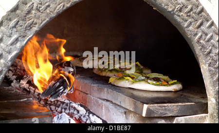 Pizza al forno a legna forno Foto Stock