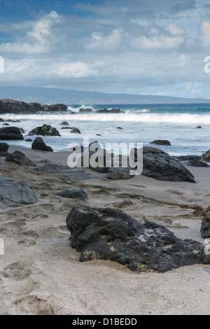 Maui roccioso litorale con lenta onde in movimento Foto Stock