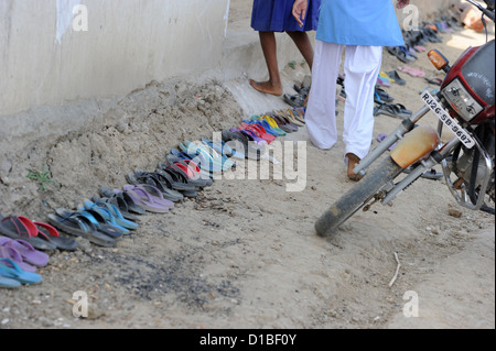 Le scarpe del gli studenti sono raffigurate nella parte anteriore della scuola per ragazze a Mundia vicino a Jaipur, India, 19 novembre 2012. La scuola è supportato da mezzi di sviluppo tedesche associazione 'Mädchenschule Mundia' (Educandato Mundia), la cui sede è a Monheim, Repubblica federale di Germania e dalla Indian travel agent Bahadur Singh Rajawat. È ancora in fase di costruzione. Foto: Jens Kalaene Foto Stock