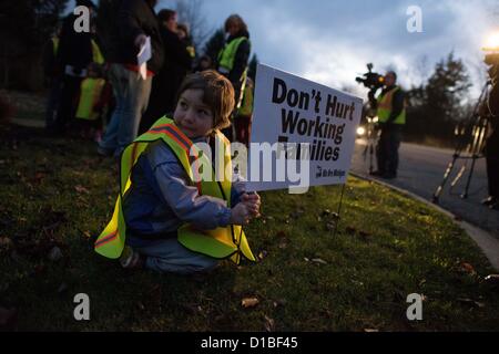 Dic. 10, 2012 - Superior Township, Michigan, Stati Uniti d'America - pro-europea membri riuniti fuori del Michigan governatore Rick Snyder's home in Superior Township lunedì sera per protestare contro il diritto alla legislazione in Michigan. I manifestanti hanno cantato canti natalizi riformulato in modo da avere un pro tema dell'Unione. (Credito Immagine: © Courtney Sacco/ZUMAPRESS.com) Foto Stock