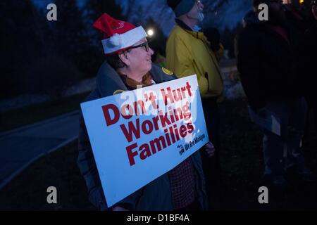 Dic. 10, 2012 - Superior Township, Michigan, Stati Uniti d'America - pro-europea membri riuniti fuori del Michigan governatore Rick Snyder's home in Superior Township lunedì sera per protestare contro il diritto alla legislazione in Michigan. I manifestanti hanno cantato canti natalizi riformulato in modo da avere un pro tema dell'Unione. (Credito Immagine: © Courtney Sacco/ZUMAPRESS.com) Foto Stock