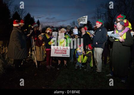 Dic. 10, 2012 - Superior Township, Michigan, Stati Uniti d'America - pro-europea membri riuniti fuori del Michigan governatore Rick Snyder's home in Superior Township lunedì sera per protestare contro il diritto alla legislazione in Michigan. I manifestanti hanno cantato canti natalizi riformulato in modo da avere un pro tema dell'Unione. (Credito Immagine: © Courtney Sacco/ZUMAPRESS.com) Foto Stock