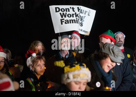 Dic. 10, 2012 - Superior Township, Michigan, Stati Uniti d'America - pro-europea membri riuniti fuori del Michigan governatore Rick Snyder's home in Superior Township lunedì sera per protestare contro il diritto alla legislazione in Michigan. I manifestanti hanno cantato canti natalizi riformulato in modo da avere un pro tema dell'Unione. (Credito Immagine: © Courtney Sacco/ZUMAPRESS.com) Foto Stock