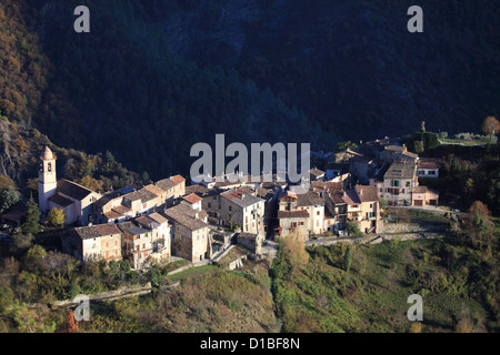 Massoins, pittoresco villaggio situato nella parte posteriore paese delle Alpi Marittime Foto Stock