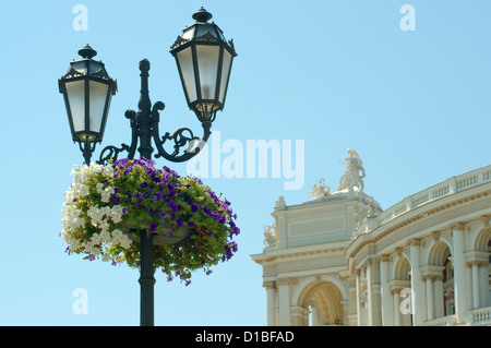 La vecchia strada lampione contro lo sfondo di Odessa National Academic teatro di opera e balletto, Odessa, Ucraina, Europa orientale Foto Stock