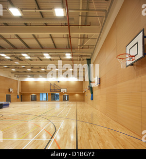 Sant'Ambrogio College, Altrincham, Regno Unito. Architetto: Sheppard Robson, 2012. Vista in palestra. Foto Stock