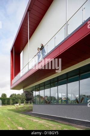 Sant'Ambrogio College, Altrincham, Regno Unito. Architetto: Sheppard Robson, 2012. Prospettiva esterna di sportshall sospesi o Foto Stock