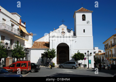 Santiago Apostolo chiesa nella piazza del paese, Monda, provincia di Malaga, Andalusia, Spagna, Europa occidentale. Foto Stock