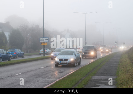 Il traffico su strada in caso di nebbia Coventry Foto Stock