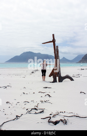 Donna in piedi a Shipwreck Kakapo presso la spiaggia di kommetjie con le prossime storm in background Foto Stock