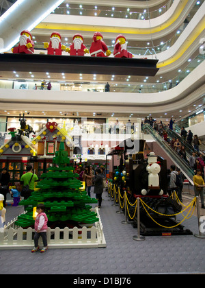 Affollato centro commerciale di Times Square in Causeway Bay Hong Kong durante il periodo di Natale Foto Stock