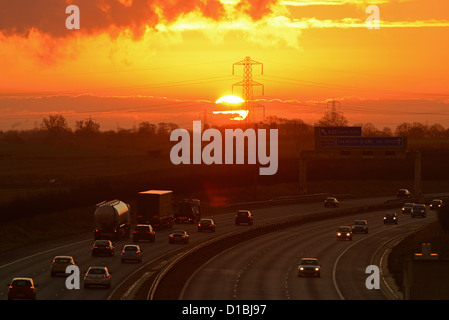 Traffico che viaggia sulla A1/M in autostrada a sunrise Leeds REGNO UNITO Foto Stock