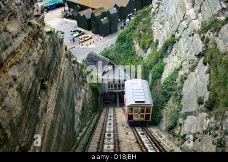 Un'autovettura salire sulla East Cliff di sollevamento, una funicolare in Hastings - come fotografato dall'altra vettura discendente. Foto Stock