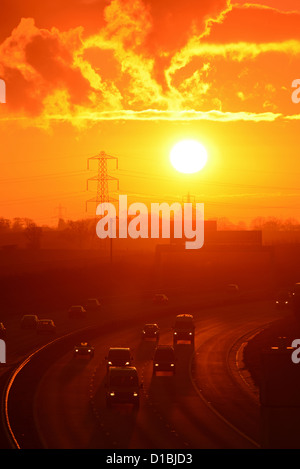 Traffico che viaggia sulla A1/M in autostrada a sunrise Leeds REGNO UNITO Foto Stock