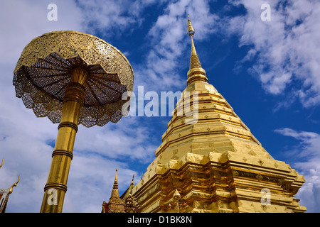 Golden Chedi a Wat Prathat Doi Suthep Temple, Chiang Mai, Thailandia Foto Stock