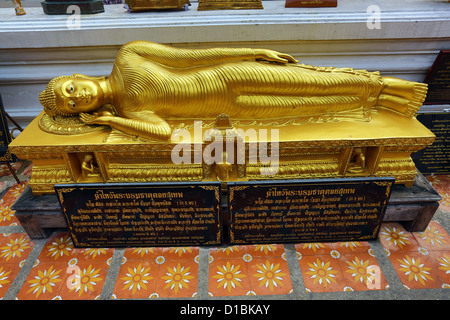 Golden statua del Buddha al Wat Prathat Doi Suthep Temple, Chiang Mai, Thailandia Foto Stock