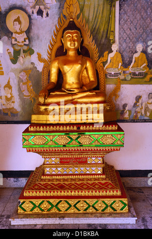 Golden statua del Buddha al Wat Prathat Doi Suthep Temple, Chiang Mai, Thailandia Foto Stock